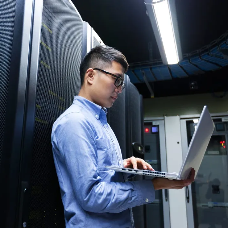 homme asiatique fournissant des solutions de gestion de serveurs dans les centres de données